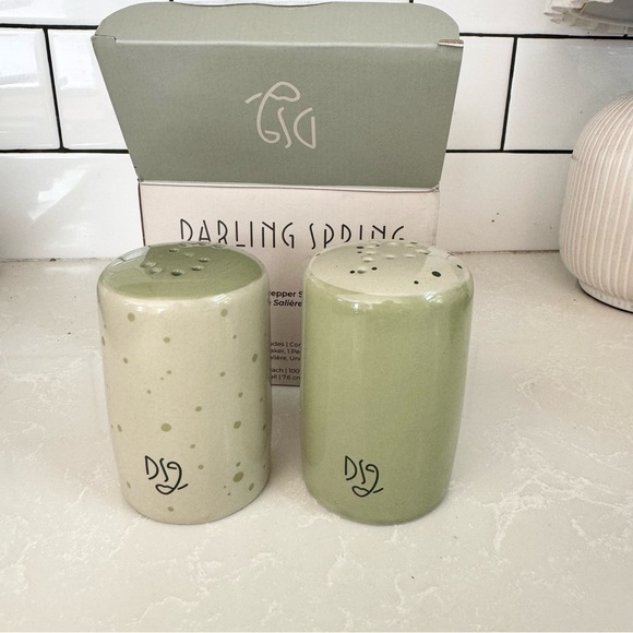 Darling Spring Green and Cream Salt and Pepper Shakers NIB - Picture 6 of 6
